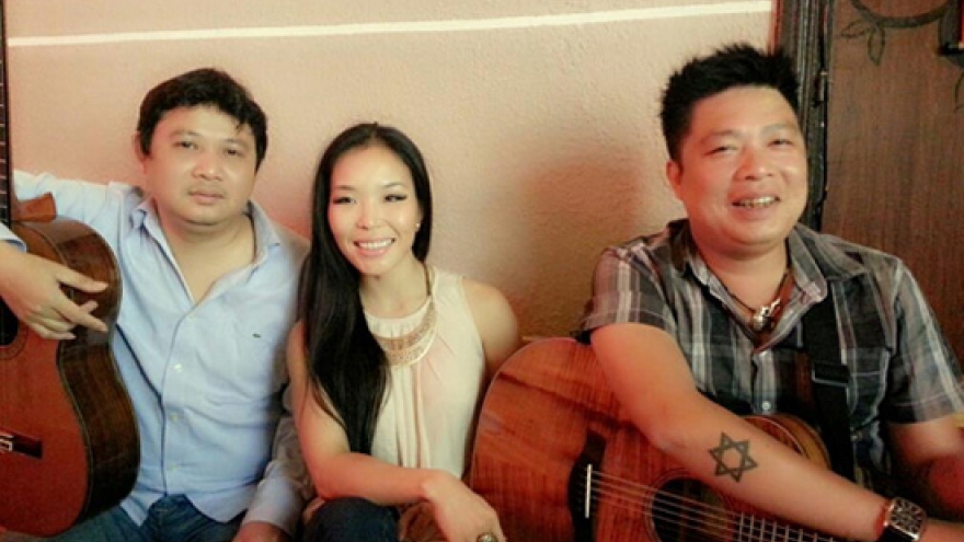 Famous guitarists to entertain home audience