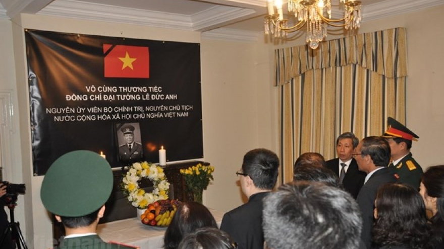 Foreign officials pay homage to former President in UK, France