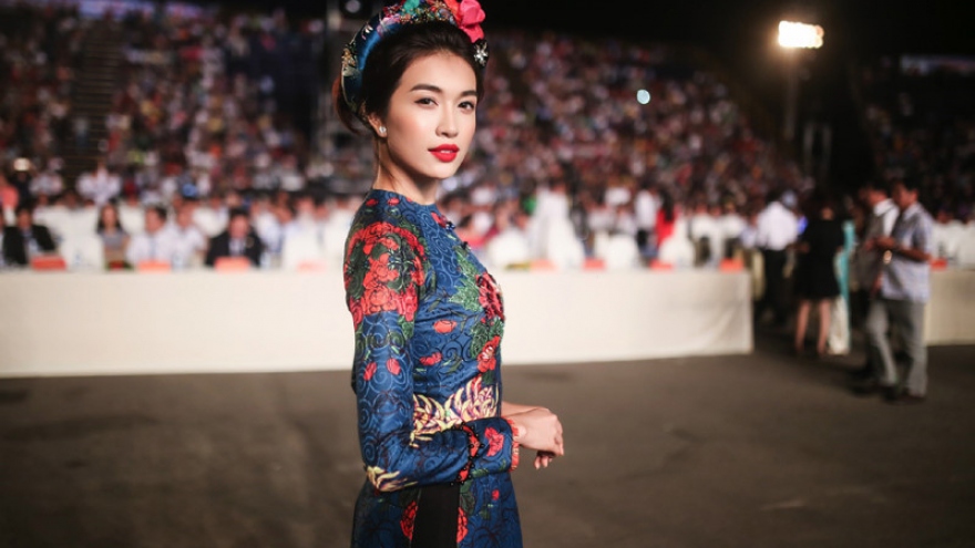 Le Hang charming in traditional costume