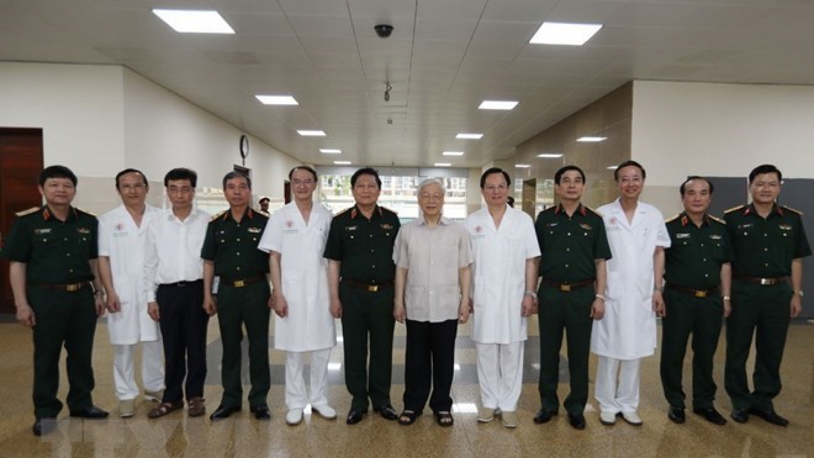 Party chief congratulates former senior leaders on 80-year Party membership