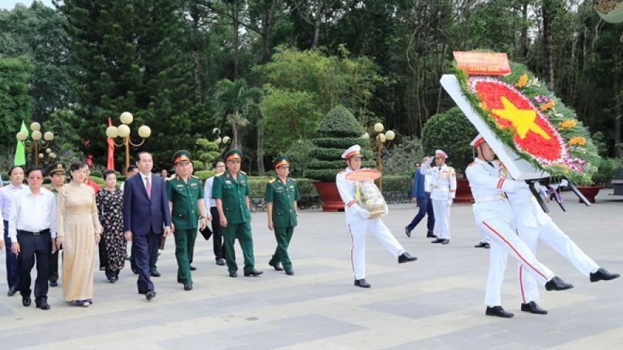 State leader presents Tet gifts in Ho Chi Minh City