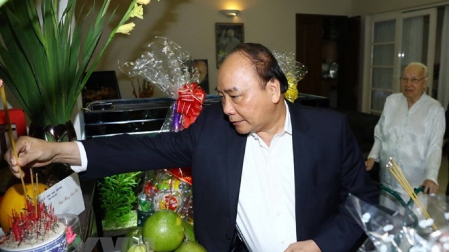 PM pays tribute to late Party, gov’t leaders