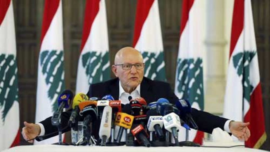 Beirut protests turn violent for second day as PM threatens to quit