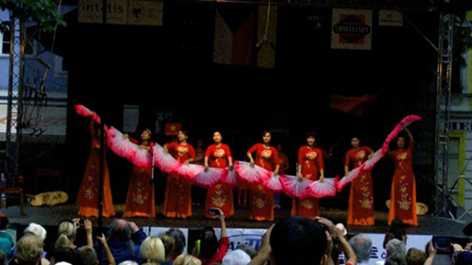 Vietnam leaves impression at int’l folk festival in Czech Republic
