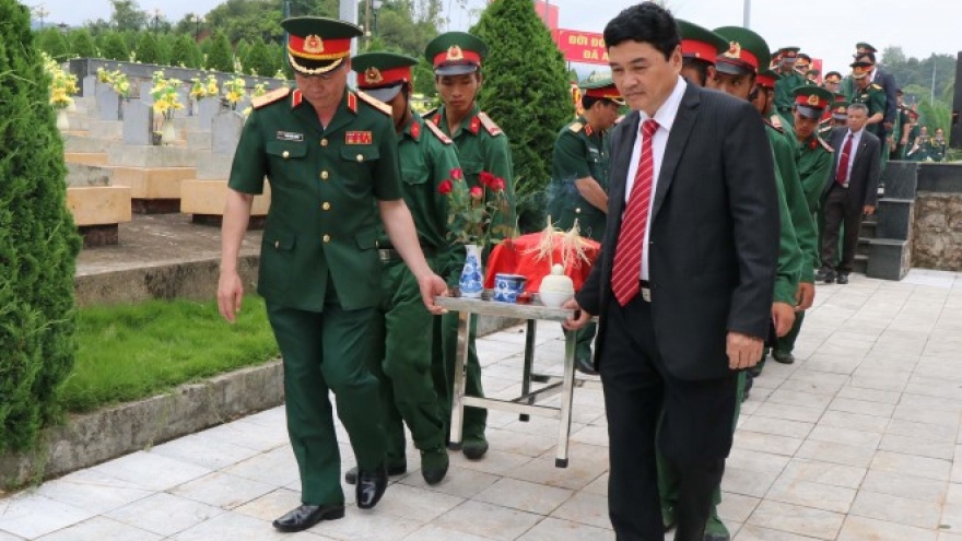 
        Remains of 25 volunteer soldiers and experts reburied in Dien Bien
                              