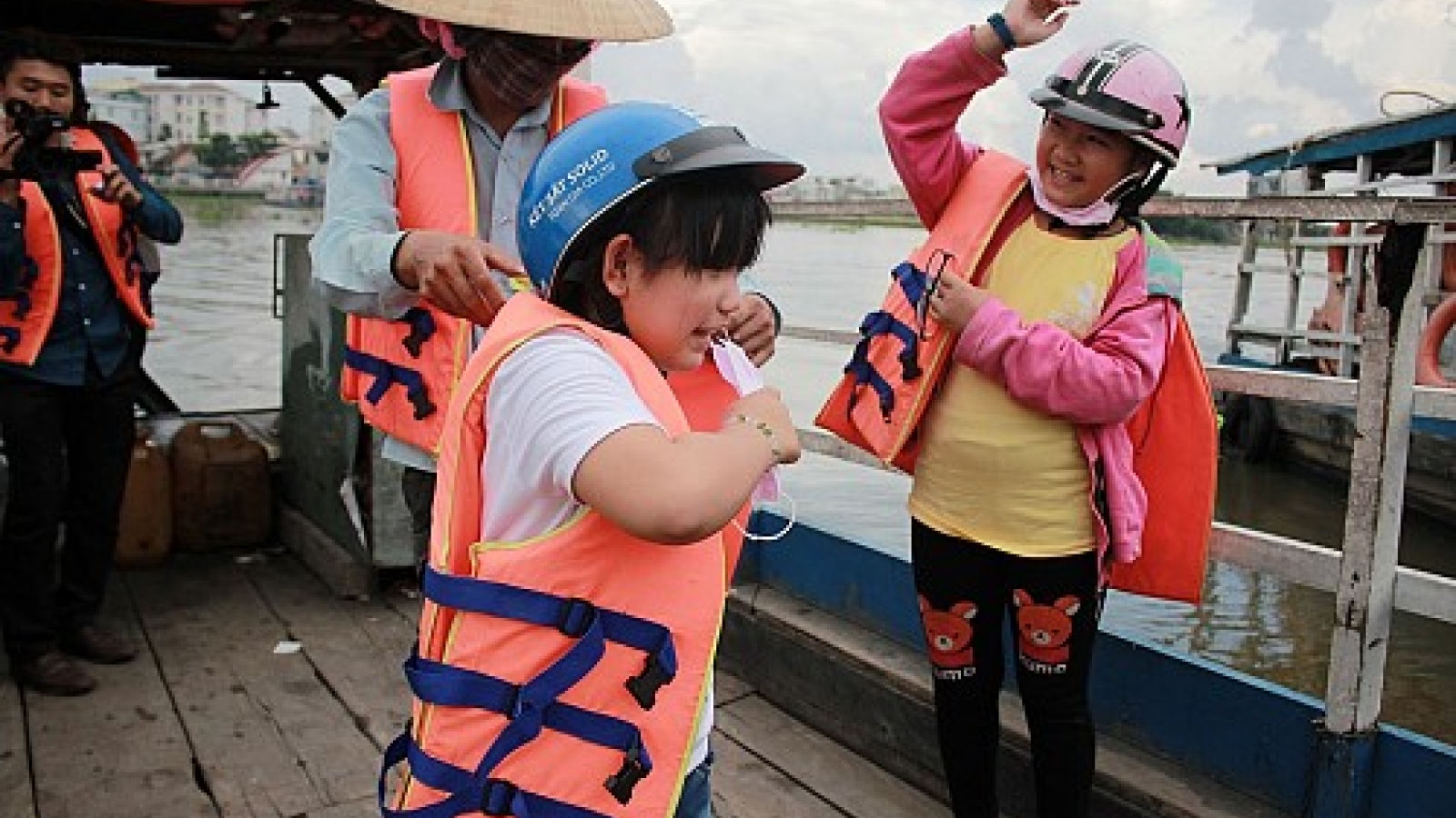 Vietnam to fine waterway passengers wearing no life jackets