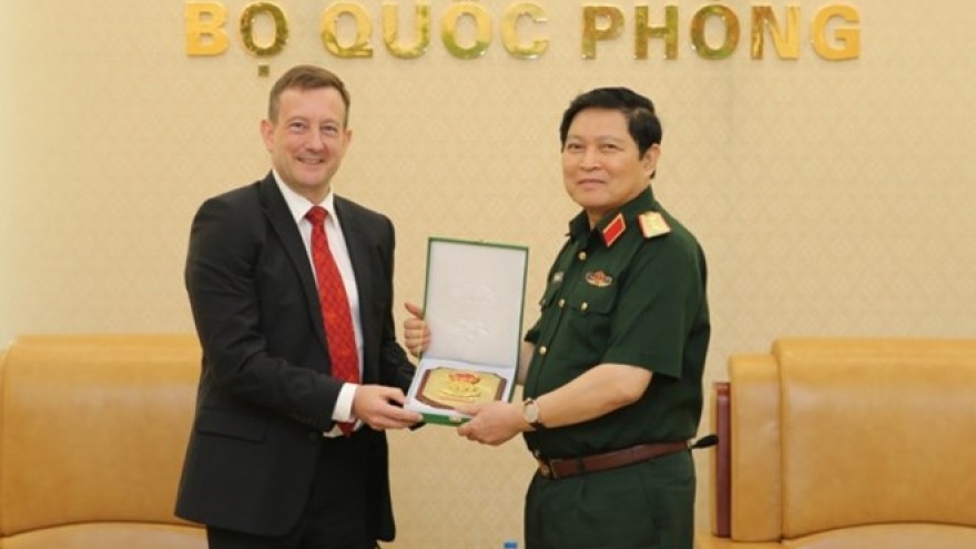 Defence Minister Ngo Xuan Lich receives French ambassador