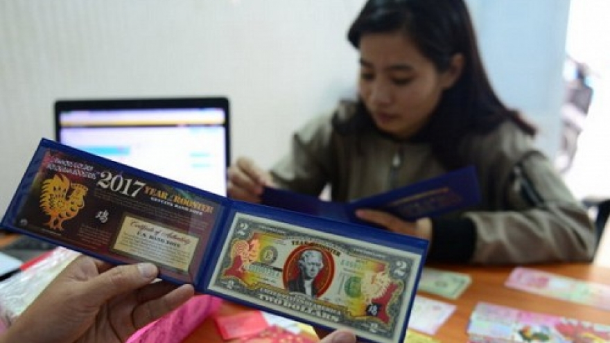Vietnamese hunt for new, unique banknotes before for New Year lucky money