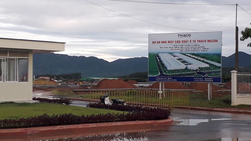 Roof collapse kills 2, seriously injures 2 others in central Vietnam