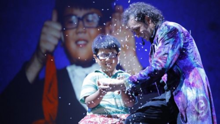 Magician Erix Logan enchants HCM City audience