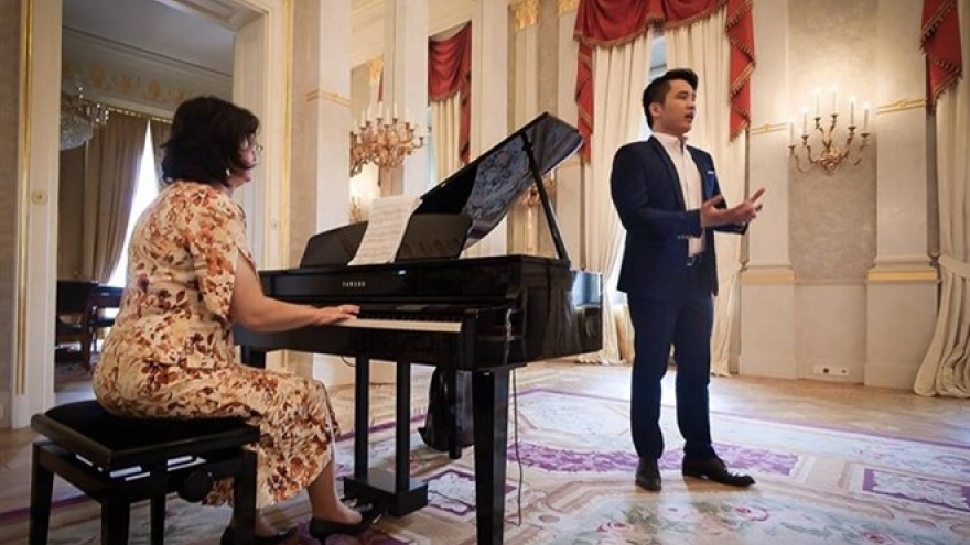 Vietnamese student wins Hungarian singing contest