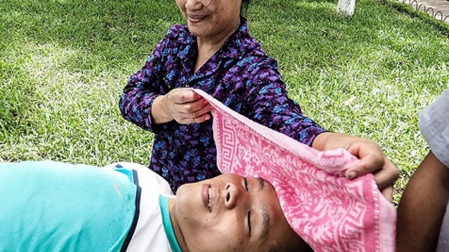 Paralyzed Vietnamese man wishes for head transplant