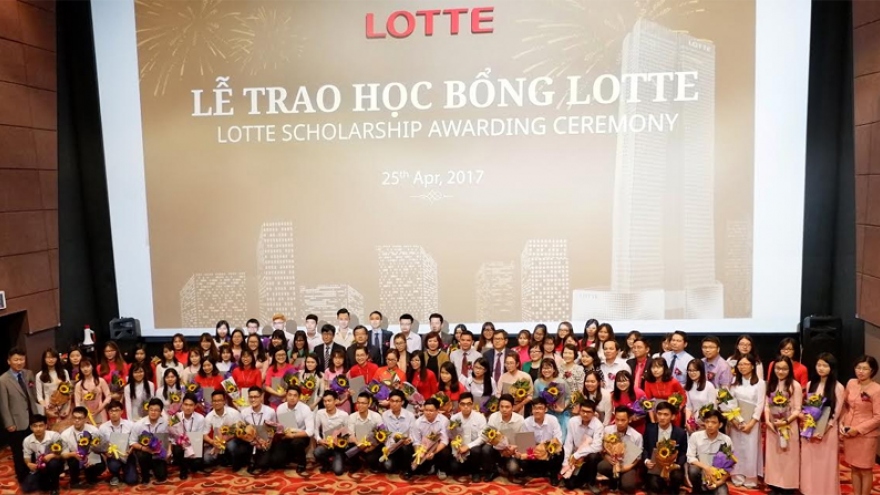 Lotte Foundation presents 76 scholarships to Vietnamese students