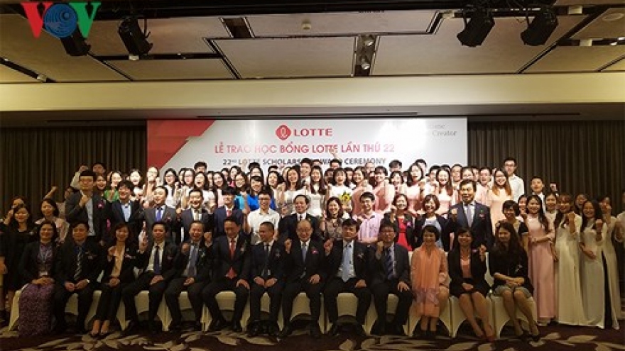 Lotte Foundation presents scholarships to 78 Vietnamese students