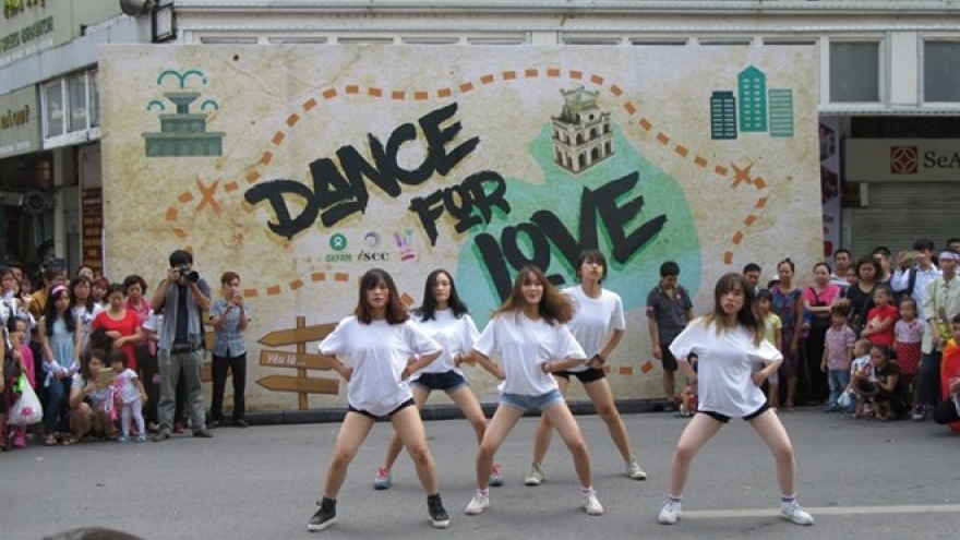 Hanoi youth shake it on the streets for love