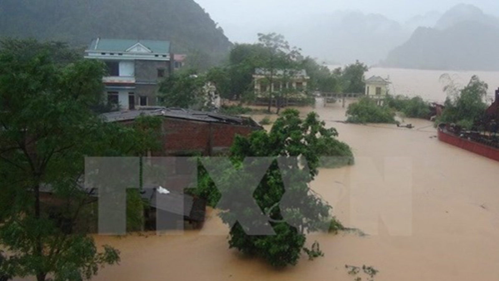 Government gives rice aid to flood-hit central provinces