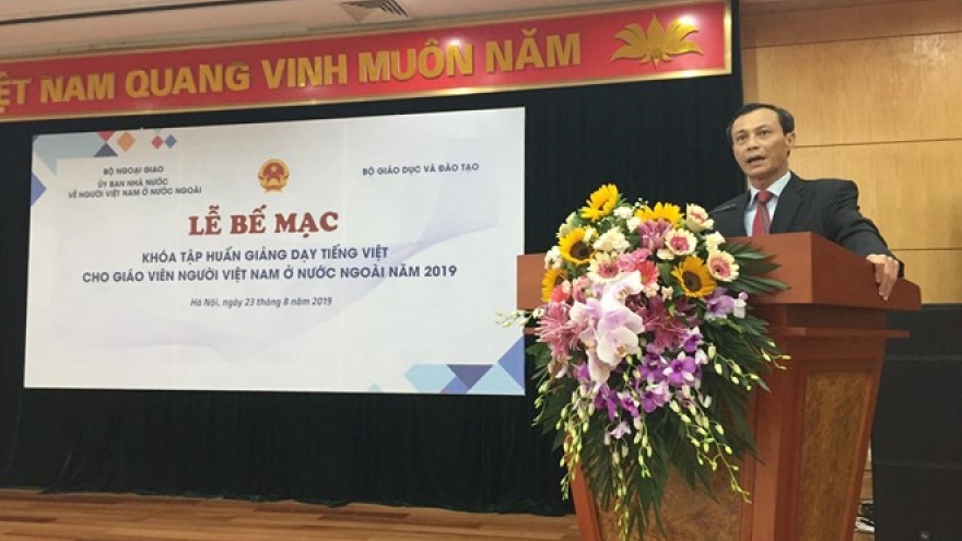 Training course for Vietnamese language teachers closes