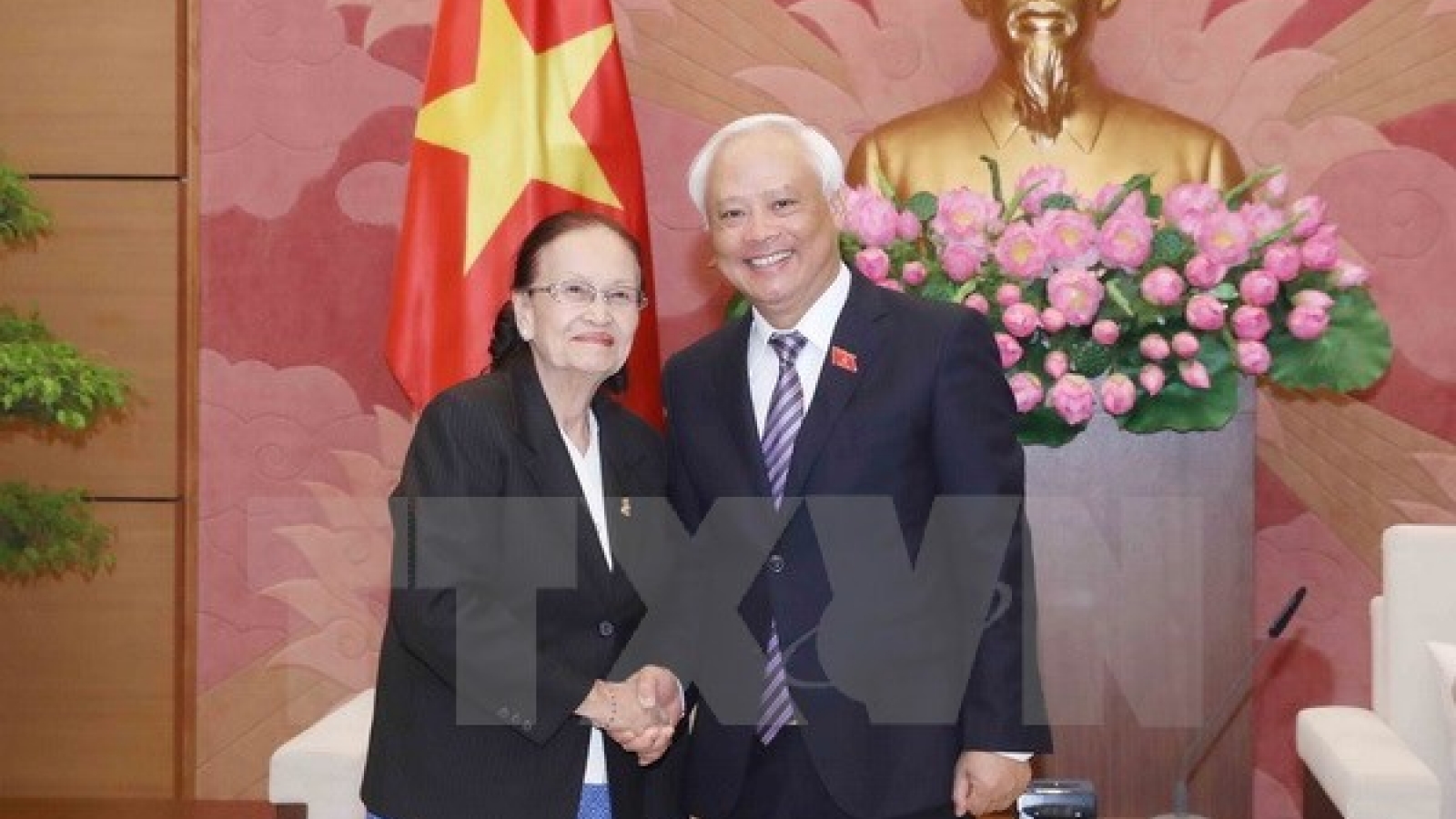 NA Vice Chairman receives Cambodian Senate committee head