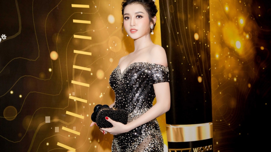 
        Huyen My all sparkles and glitter at awards ceremony
                          
                      