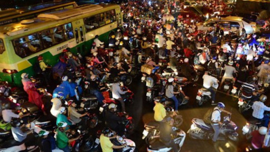 Saigon, Hanoi traffic leaves commuters helpless, one week before Tet
