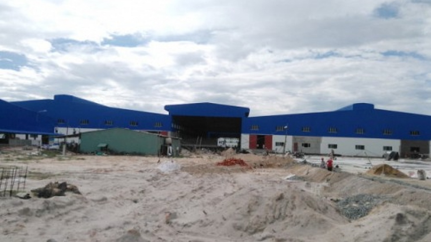 
        Korean textile executive killed by falling glass cube in central Vietnam
                              