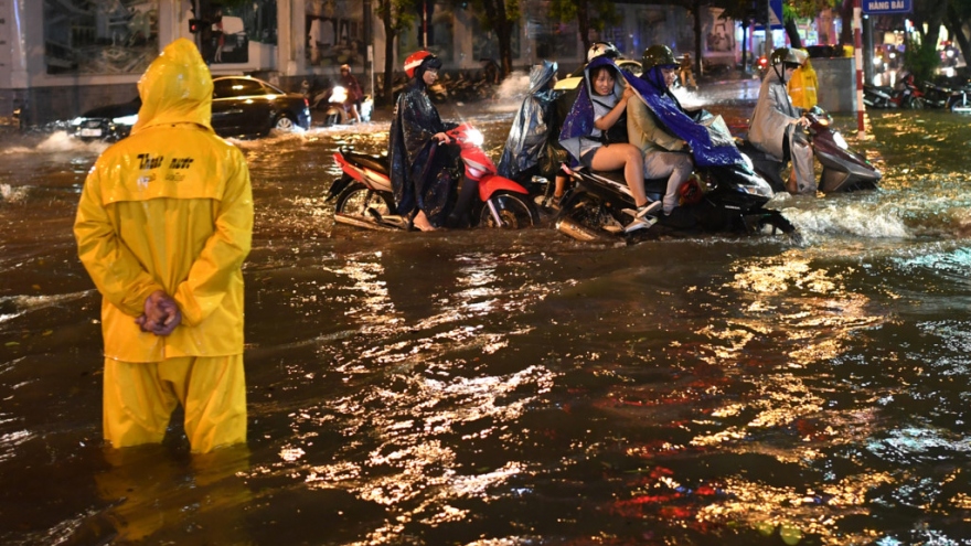 Hanoi traffic sinks into chaos in heavy rain