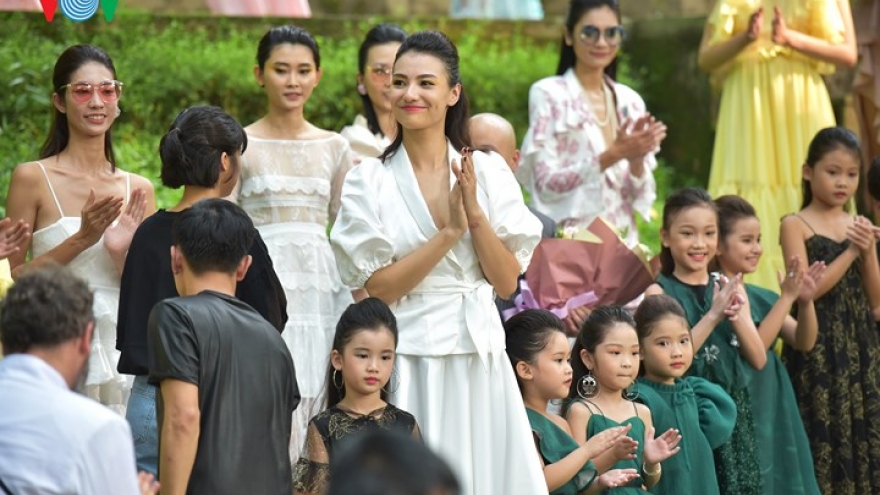 Hong Que ravishing in Fashion Week Spring-Summer 2019