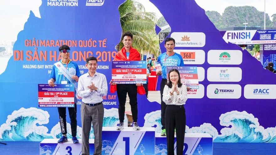 Large number of runners join in Halong Bay Heritage Marathon 