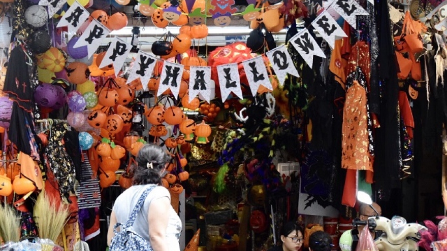 Toys flood Hang Ma street as Halloween approaches