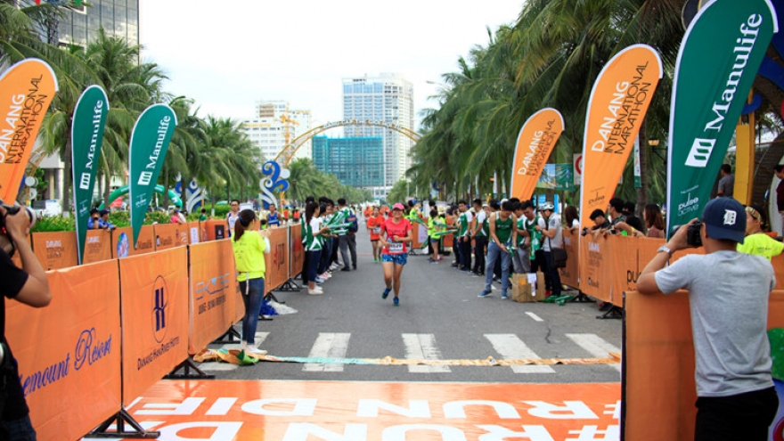 Marathoners race along coast track in Danang