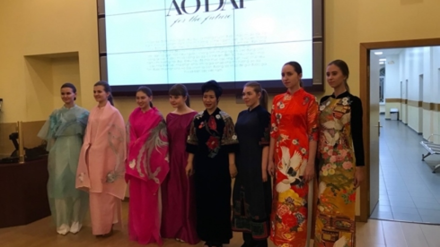 Ao Dai introduced in Russia by designer Minh Hanh 