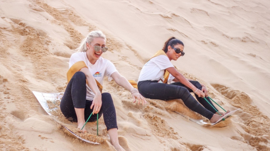 
        Miss Grand contenders try sand sliding in Quang Binh
                          
                      