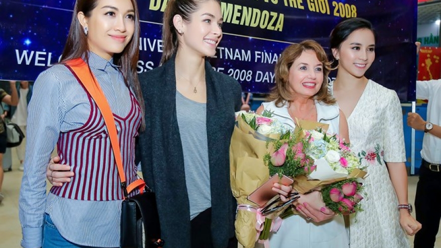 
        Miss Universe 2008 Dayana Mendoza warmly received in Vietnam
                          
                      