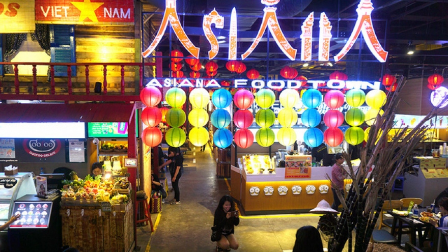 Saigon's underground parking lot transformed into busy market