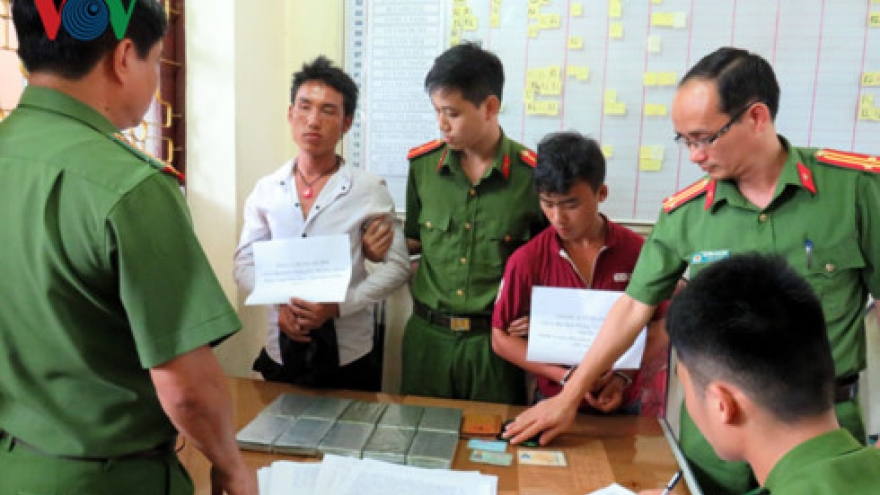 Police officers arrest 2 men, seize 3.5 kilos of heroin 