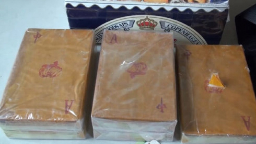 Police arrest 2 suspects, seize 10 kilos of heroin in Lao Cai 