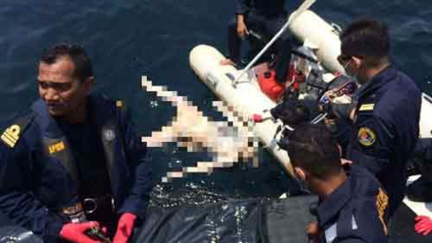 Malaysian divers fish body of Vietnamese fisherman out sunken boat