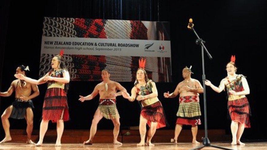 Vietnamese students introduced to Maori dance
