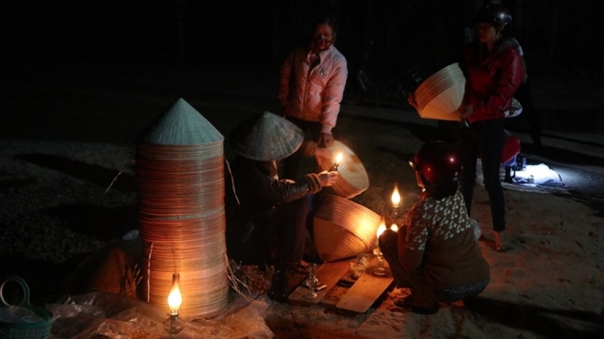 Top night market in Vietnam makes conical hats