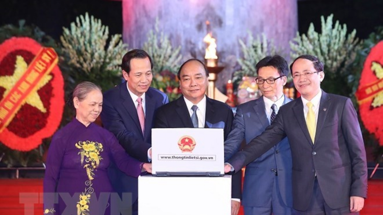 PM Phuc offers incenses to heroic martyrs