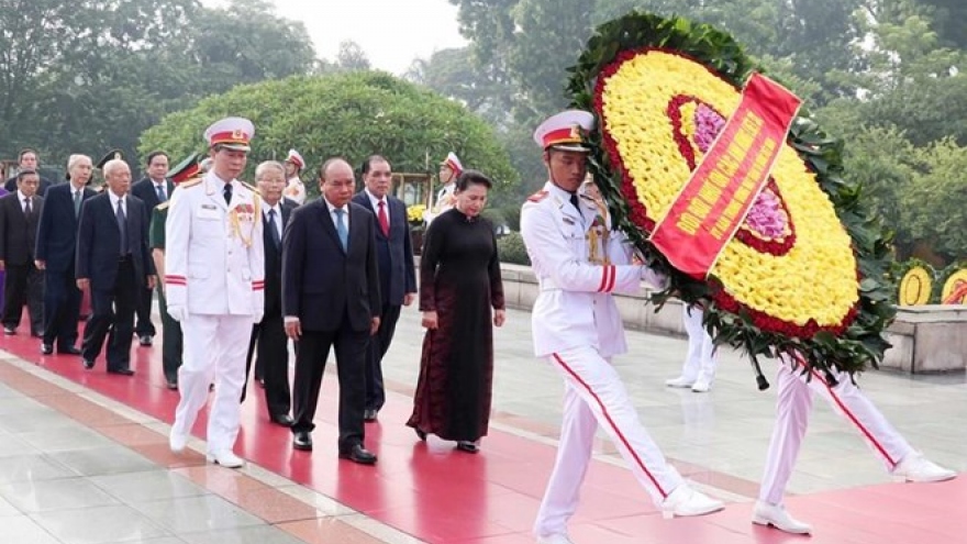 Leaders pay tribute to martyrs, President Ho Chi Minh