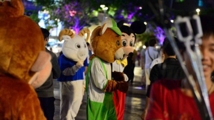HCM City youths earn a living as mascots, cosplay performers