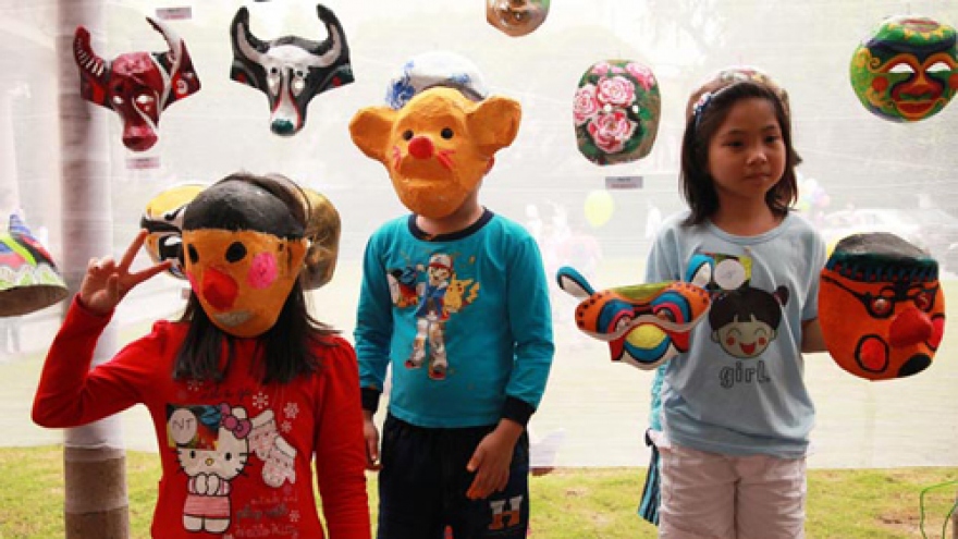 Making paper masks for Mid-autumn festival