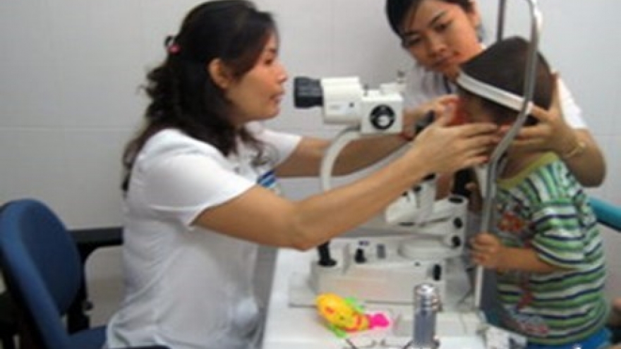 Can Tho: Flying eye hospital provides treatment for children