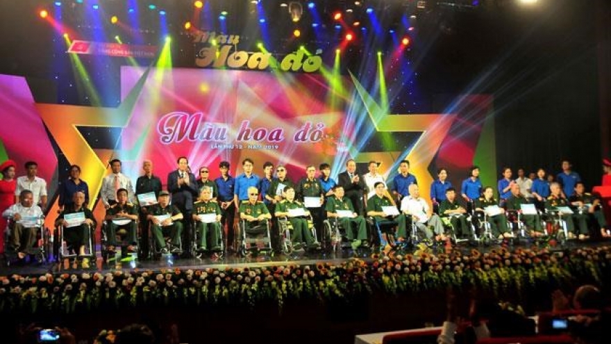 Art performance shows gratitude to invalids, martyrs