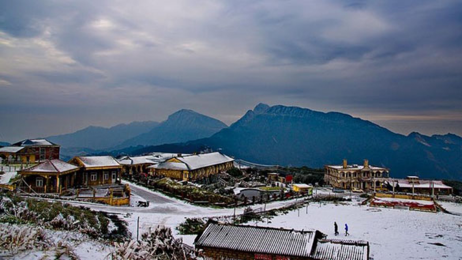 Mau Son peak covered in snow