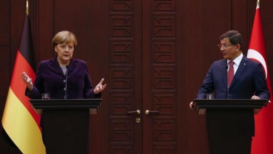 Merkel's Turkey visit aims to soothe tensions on EU migrant deal