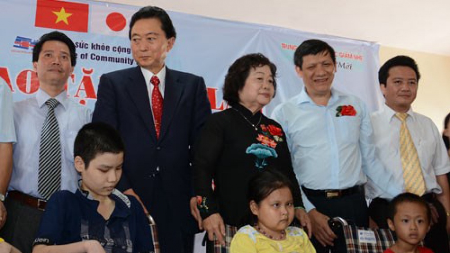 Former Japanese PM presents wheelchairs to Vietnamese disabled
