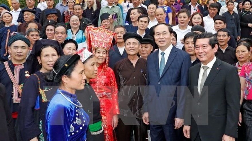 President meets ethnic village chiefs, artisans, prestigious people