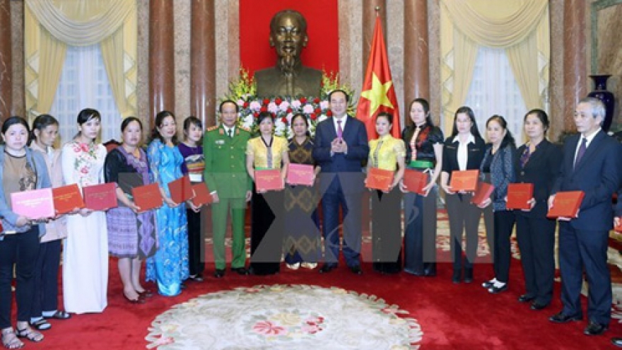 
        President lauds role models in anti-drug fight
                              